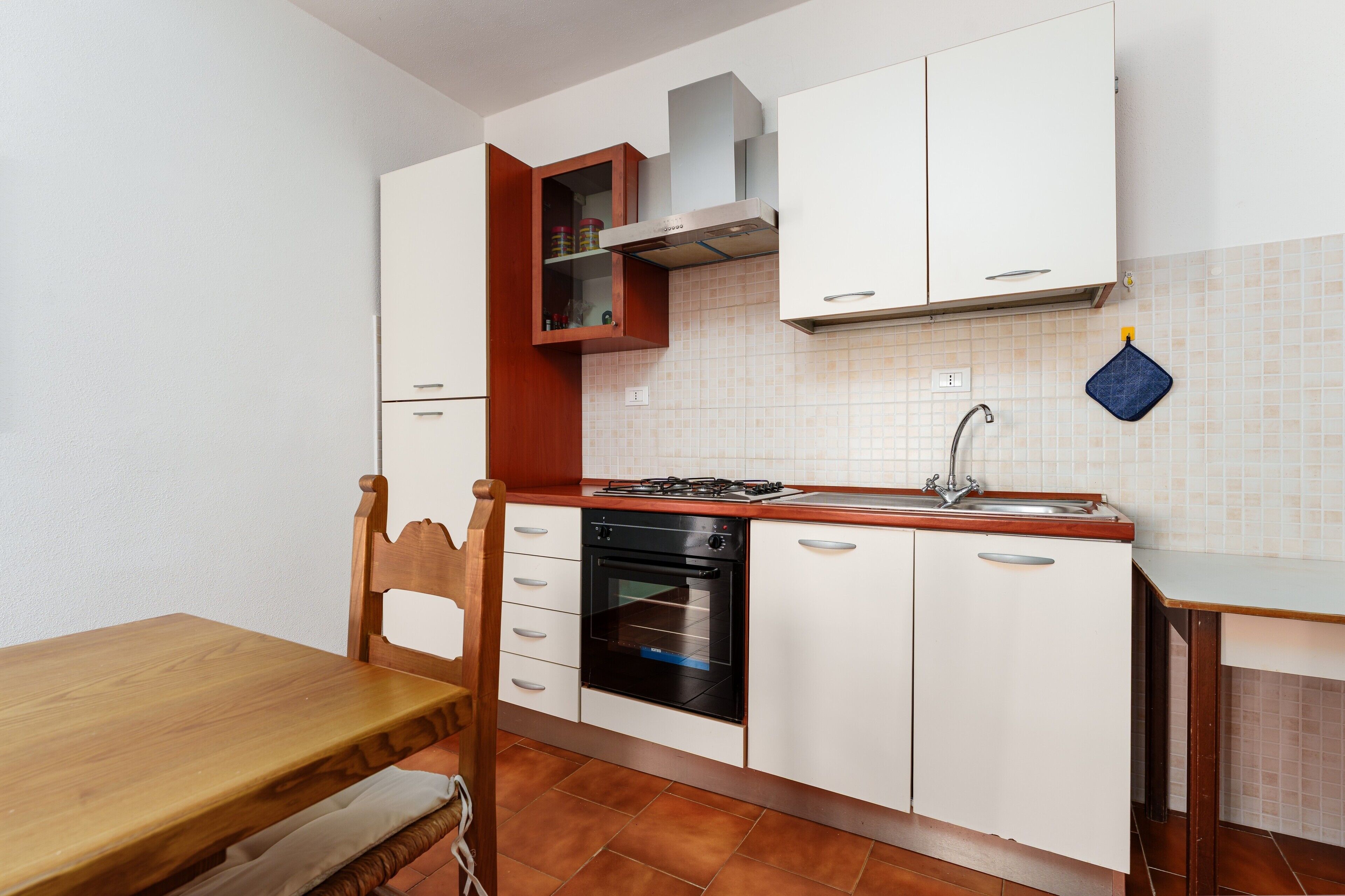 Fridge, oven, stovetop, coffee/tea maker