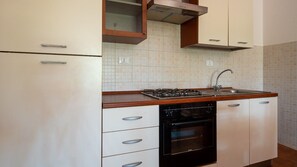 Fridge, oven, stovetop, coffee/tea maker - Holiday Home 'Ulivo A Fuile Mare' with Mountain View, Wi-Fi & Air Conditioning (Sas Linnas Siccas)