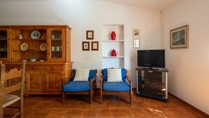 TV - Holiday Home 'Ulivo A Fuile Mare' with Mountain View, Wi-Fi & Air Conditioning (Sas Linnas Siccas)