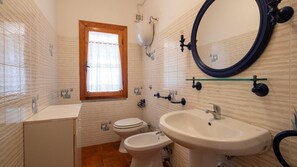 Shower, hair dryer, towels - Holiday Home 'Ulivo A Fuile Mare' with Mountain View, Wi-Fi & Air Conditioning (Sas Linnas Siccas)