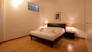 2 bedrooms, iron/ironing board, WiFi, bed sheets - Holiday Home 'Ulivo A Fuile Mare' with Mountain View, Wi-Fi & Air Conditioning (Sas Linnas Siccas)