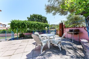 Outdoor dining - Holiday Home 'Ulivo A Fuile Mare' with Mountain View, Wi-Fi & Air Conditioning (Sas Linnas Siccas)