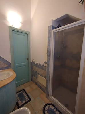 Shower, free toiletries, hair dryer, towels - Orosei Domo Holiday Home with Mountain View, Private Terrace & Air Conditioning (Orosei)
