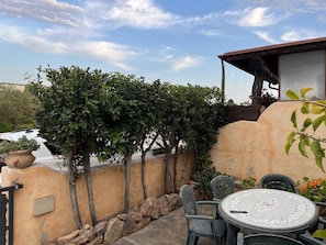Outdoor dining - Orosei Domo Holiday Home with Mountain View, Private Terrace & Air Conditioning (Orosei)