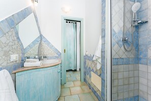 Bruser, gratis toiletartikler, hårtørrer, håndklæder