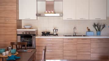 Refrigerador, horno, parrilla de estufa y cafetera y tetera