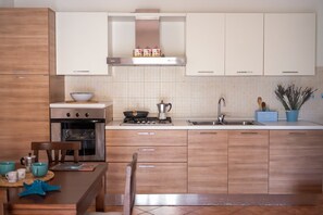 Fridge, oven, stovetop, coffee/tea maker - Holiday Home 'Le Campanelle a Fuile Mare' with Private Terrace, Wi-Fi and Air Conditioning (Sas Linnas Siccas)