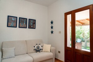 TV - Holiday Home 'Le Campanelle a Fuile Mare' with Private Terrace, Wi-Fi and Air Conditioning (Sas Linnas Siccas)