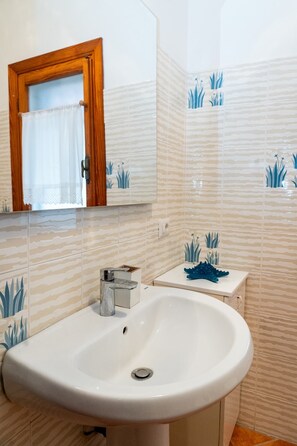 Dusch, gratis toalettartiklar, hårtork och handdukar