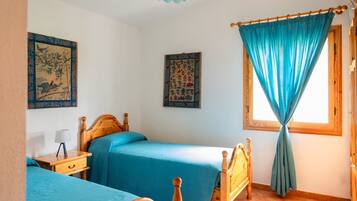 Een strijkplank/strijkijzer, wifi, beddengoed