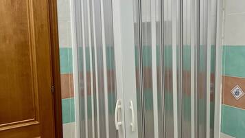 Douche, sĂšche-cheveux, serviettes fournies