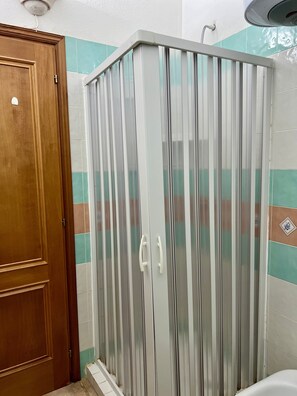 Shower, hair dryer, towels - Holiday Home 'Vacanze Con Vista A Tanaunella' with Sea View, Wi-Fi & Air Conditioning (Budoni)