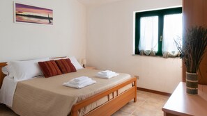 Iron/ironing board, WiFi, bed sheets - Holiday Home 'Vacanze Con Vista A Tanaunella' with Sea View, Wi-Fi & Air Conditioning (Budoni)