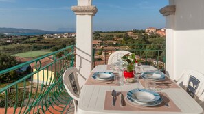 Outdoor dining - Holiday Home 'Vacanze Con Vista A Tanaunella' with Sea View, Wi-Fi & Air Conditioning (Budoni)