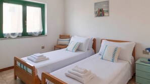 Iron/ironing board, WiFi, bed sheets - Holiday Home 'Vacanze Con Vista A Tanaunella' with Sea View, Wi-Fi & Air Conditioning (Budoni)