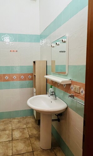 Shower, hair dryer, towels - Holiday Home 'Vacanze Con Vista A Tanaunella' with Sea View, Wi-Fi & Air Conditioning (Budoni)