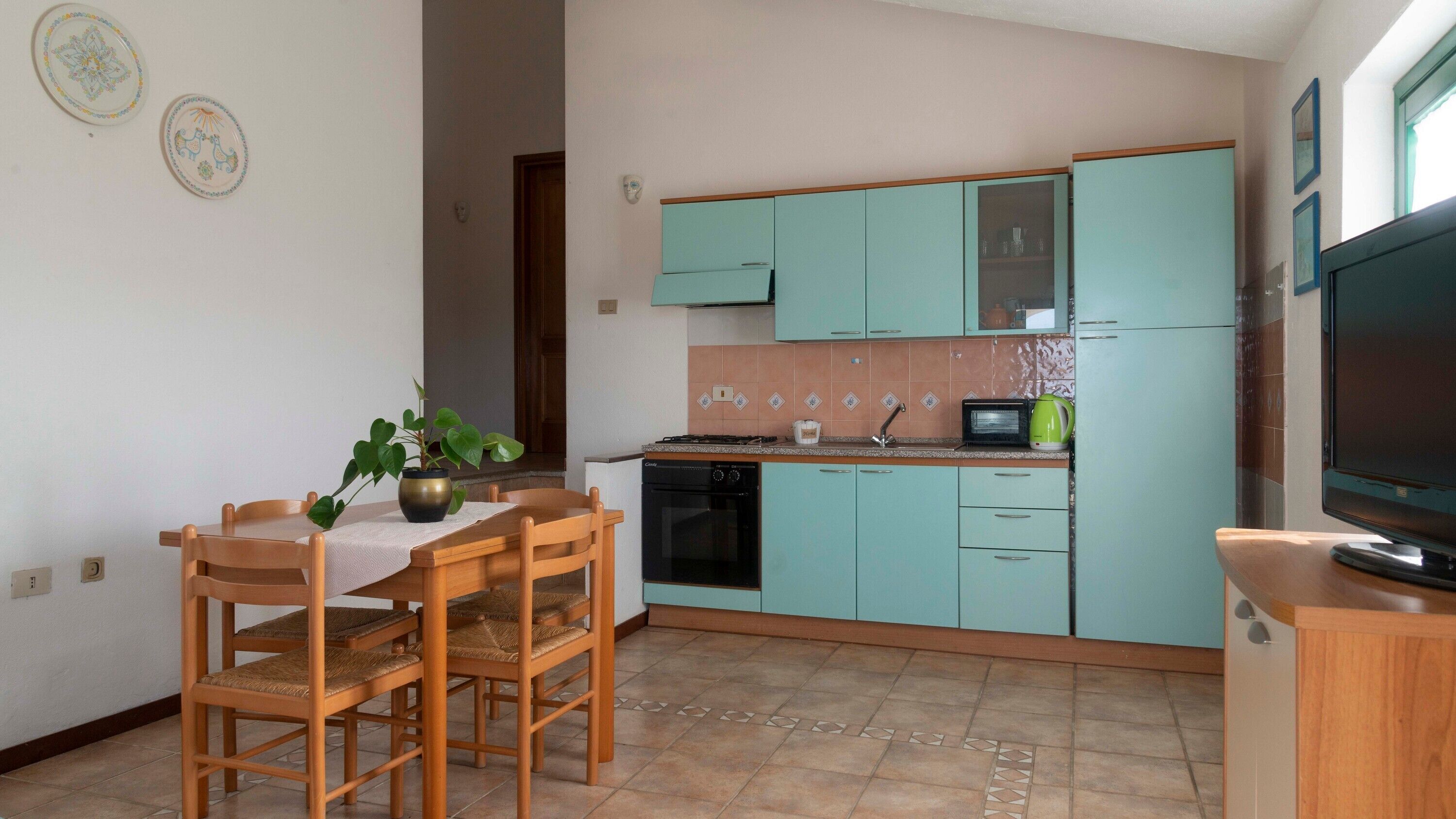 Réfrigérateur, four, plaque de cuisson, cafetière/bouilloire