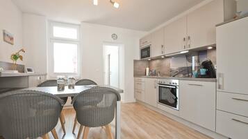 Køleskab, mikrobølgeovn, ovn, kogeplade