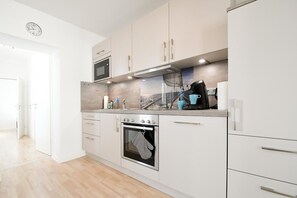 Køleskab, mikrobølgeovn, ovn, kogeplade