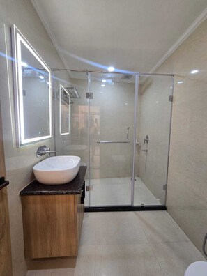 Shower, free toiletries, soap, shampoo