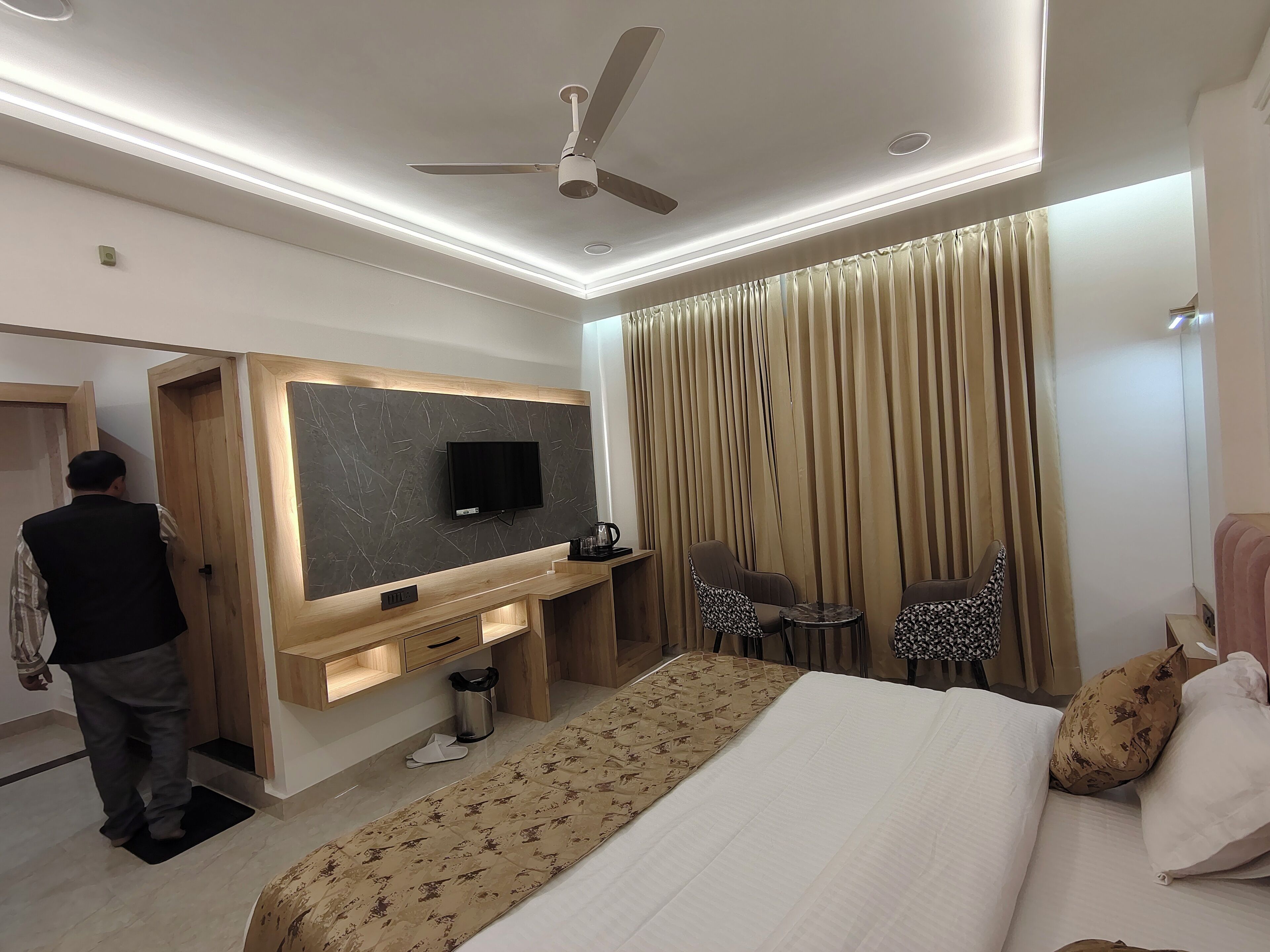 Dobbeltrom – deluxe, byutsikt | Wi-fi (inkludert)