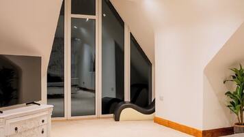 5 bedrooms, iron/ironing board, free WiFi, bed sheets