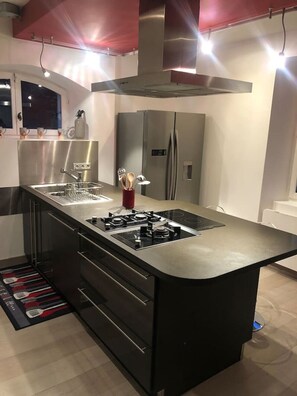 Réfrigérateur, micro-ondes, four, lave-vaisselle