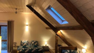 Schreibtisch, Bügeleisen/Bügelbrett, Reisekinderbett, kostenloses WLAN