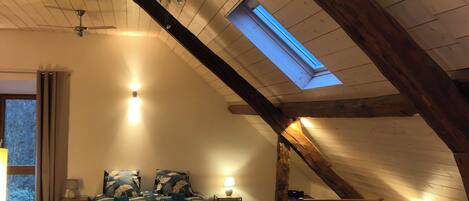 6 Schlafzimmer, Schreibtisch, Bügeleisen/Bügelbrett, Reisekinderbett