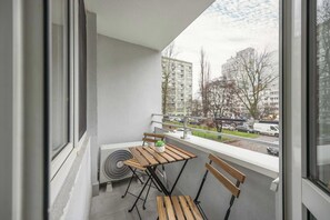 Outdoor dining - Comfortable Apartment in the Center | Air Conditioning, 2 Bedrooms, Balcony (Warszawa)
