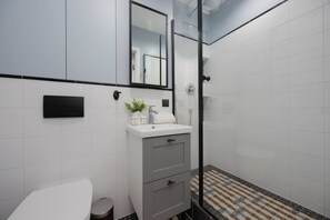 Een douche, een haardroger, handdoeken, shampoo