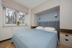 2 slaapkamers, een bureau, een strijkplank/strijkijzer, reisbedje