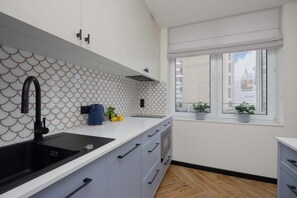 Kühlschrank, Mikrowelle, Ofen, Herdplatte