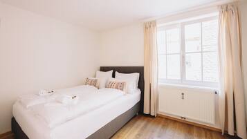 Familie appartement, uitzicht op binnenplaats | Een kluis op de kamer, verduisterende gordijnen