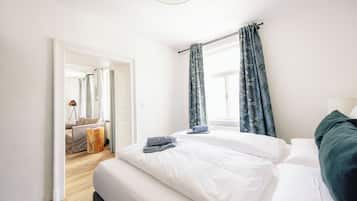 Apartamento clásico, vistas a la ciudad | Caja fuerte, cortinas opacas, tabla de planchar con plancha