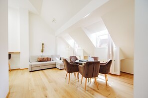 Design Apartment | Living area | Flat-screen TV - Apartments am Glockenspielplatz (Graz)