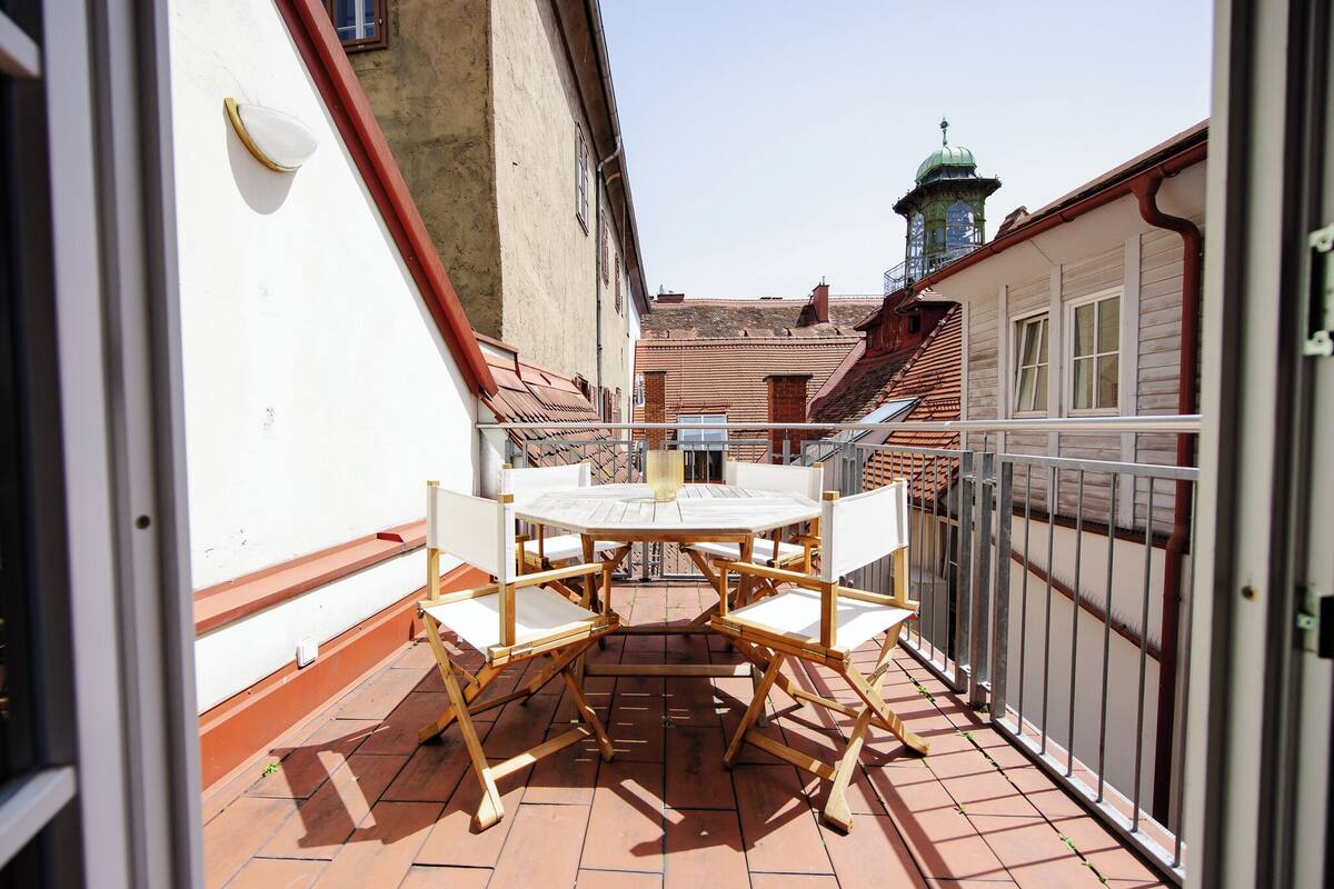 Luxe appartement, balkon, uitzicht op de binnenplaats | Terras