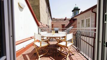 Luxe appartement, balkon, uitzicht op binnenplaats | Terras
