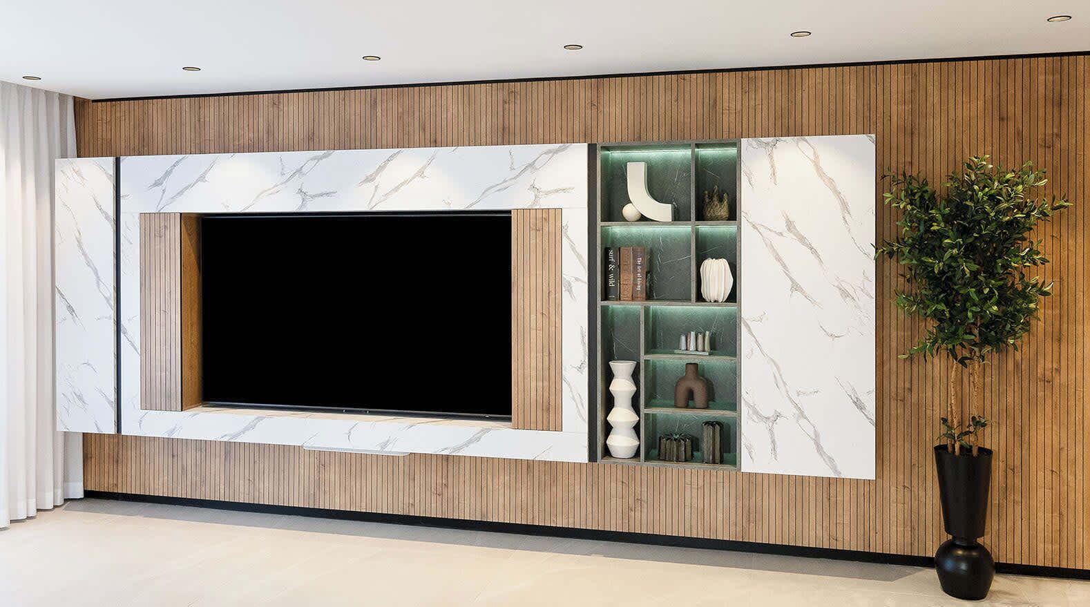 Un salon moderne doté d’un grand téléviseur à écran plat fixé sur un mur en marbre, de lambris en bois et d’une bibliothèque intégrée agrémentée d’objets décoratifs.