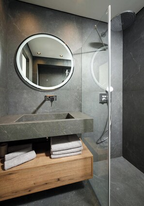 Shower, free toiletries, towels - Artemis  Luxury Apartment with Private Pool and Stunning Views in Tiberias (Tiberias)