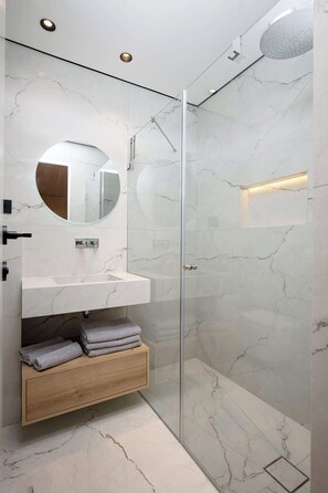 Shower, free toiletries, towels - Artemis  Luxury Apartment with Private Pool and Stunning Views in Tiberias (Tiberias)