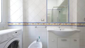 Dusche, Haartrockner, Bidet, HandtĂŒcher