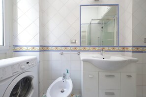 Dusche, Haartrockner, Bidet, Handtücher