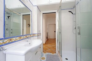 Douche, séchoir à cheveux, bidet, serviettes fournies