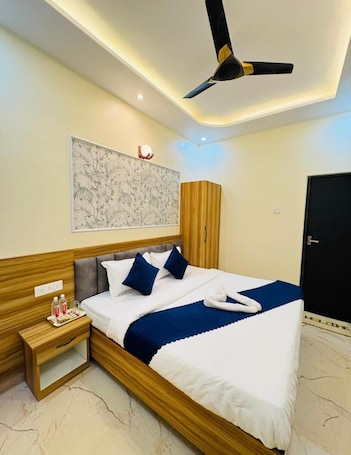 Deluxe Double or Twin Room | Interior. Hotel Shree Shyam Kunj