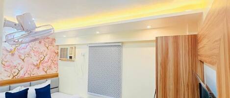 Bureau, espace de travail pour ordinateur portable, Wi-Fi gratuit