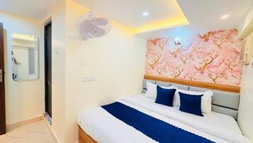 Deluxe-Doppel- oder -Zweibettzimmer | Schreibtisch, laptopgeeigneter Arbeitsplatz, kostenloses WLAN