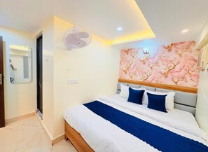 Deluxe-Doppel- oder -Zweibettzimmer | Schreibtisch, laptopgeeigneter Arbeitsplatz, kostenloses WLAN