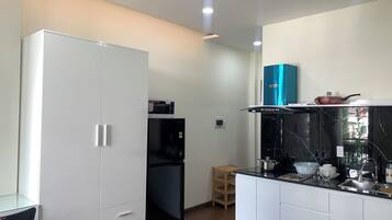 Deluxe tweepersoonskamer, uitzicht op stad | Privékeuken | Een koelkast