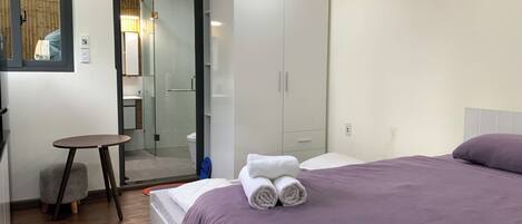 Habitación familiar | Escritorio y espacio para trabajar con laptop